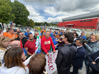 Cerreto d’Esi - Acquaroli al presidio lavoratori Electrolux: "Il posto delle istituzioni è qua"
